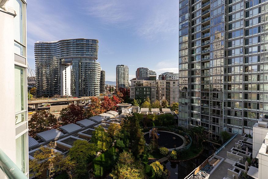 901 1067 Marinaside Crescent