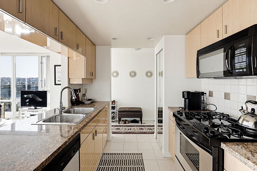 901 1067 Marinaside Crescent