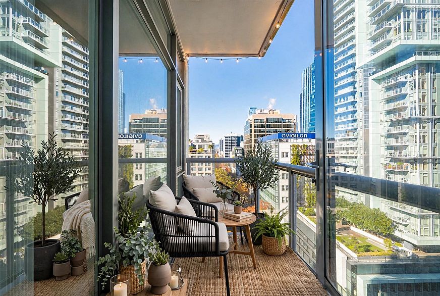 1303 480 Robson Street