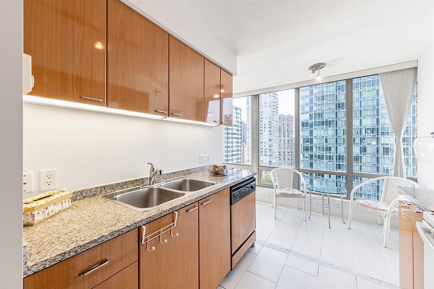 1808 1200 W Georgia Street