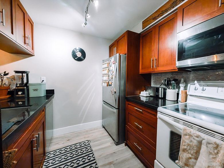 205 1270 Robson Street