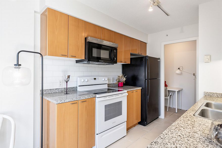 1808 1200 W Georgia Street