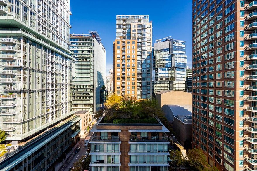 1303 480 Robson Street