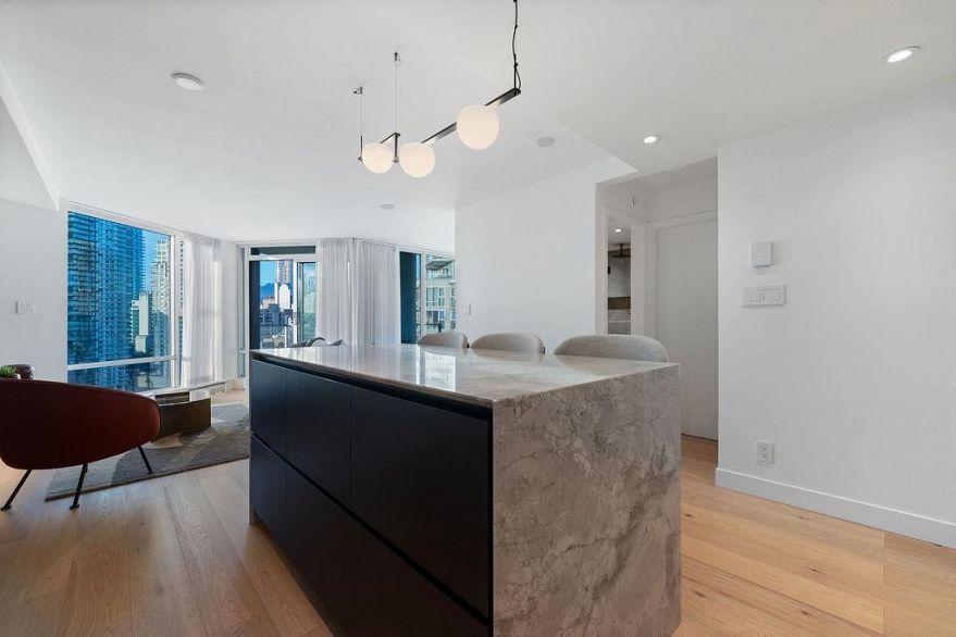 2607 583 Beach Crescent