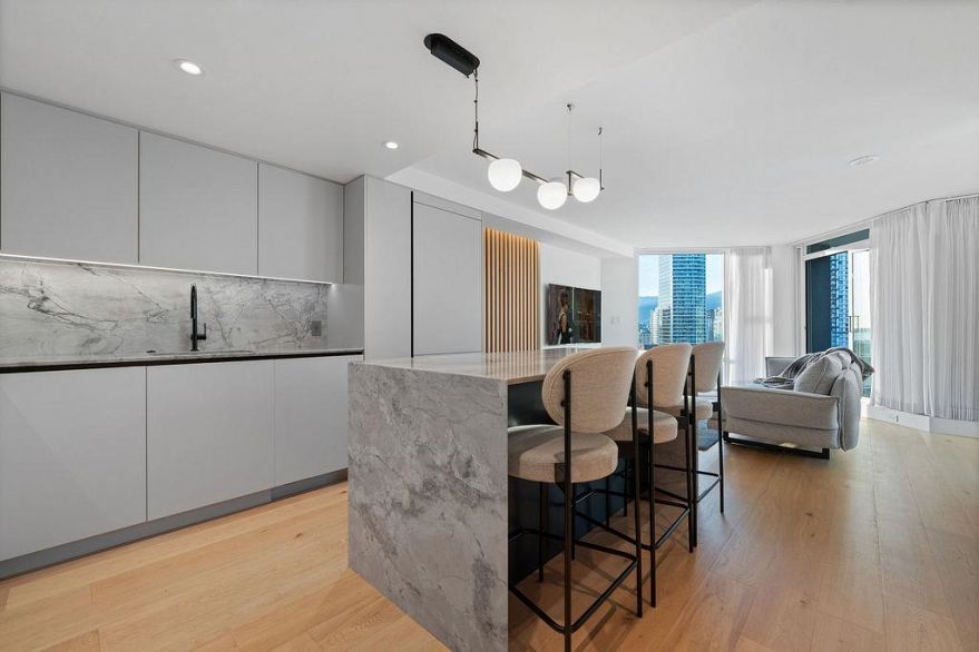 2607 583 Beach Crescent