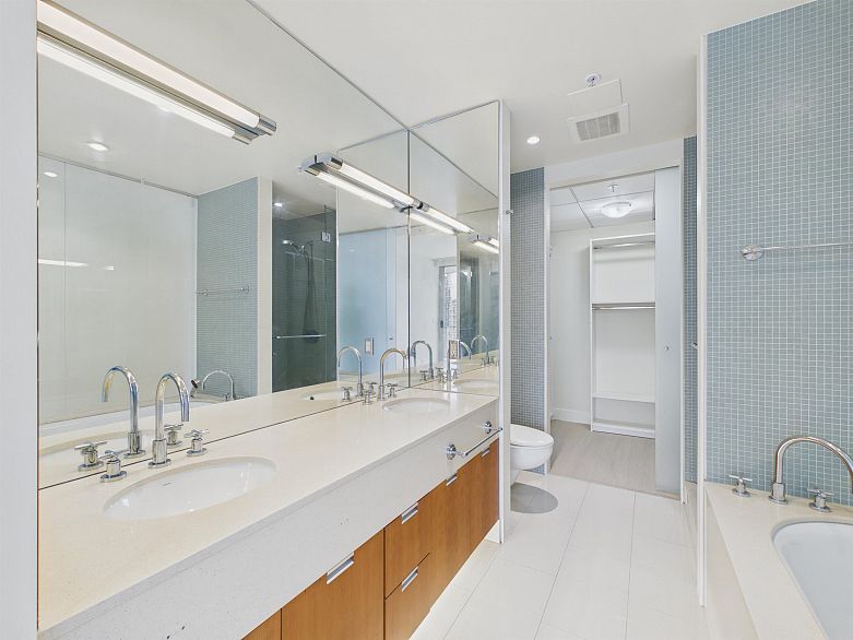 2403 1077 W Cordova Street