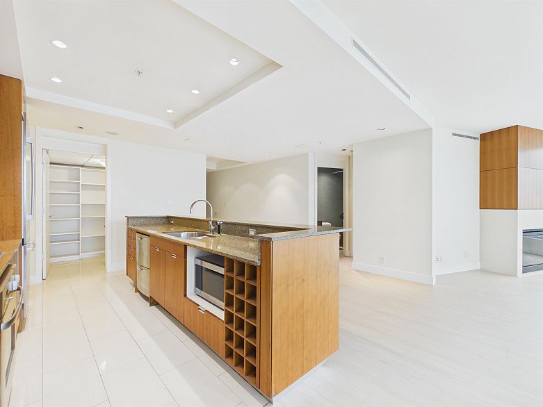 2403 1077 W Cordova Street