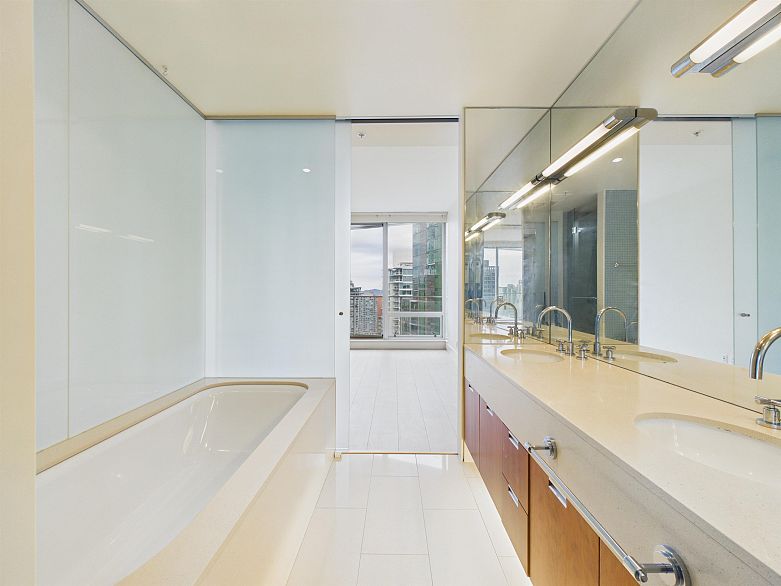 2403 1077 W Cordova Street