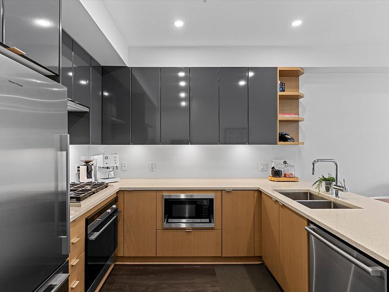 302 2528 Collingwood Street