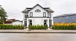 2 2837 Oliver Crescent