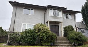 2676 W 33 Avenue MacKenzie Heights