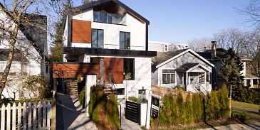 Photo of 2 4215 W 13TH AVENUE in Vancouver