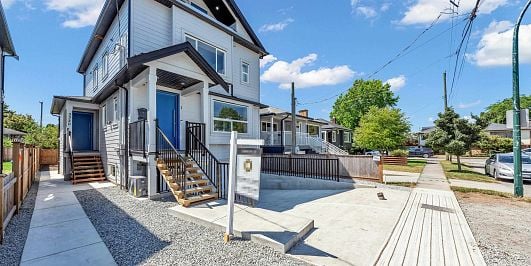 Photo of 2 3320 E 44TH AVENUE in Vancouver