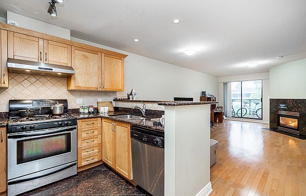 301 2015 TRAFALGAR STREET Kitsilano