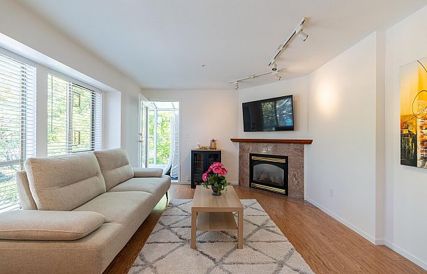 301 4688 W 10TH AVENUE Point Grey