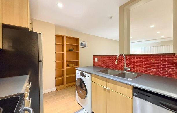 103 2330 MAPLE STREET Kitsilano