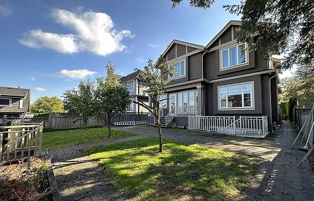 2817 OLIVER CRESCENT Arbutus