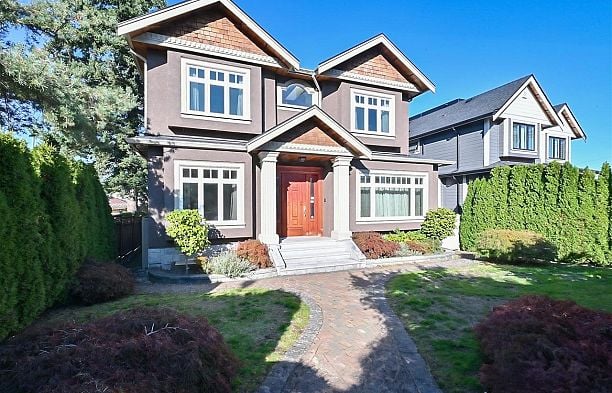 2817 OLIVER CRESCENT Arbutus