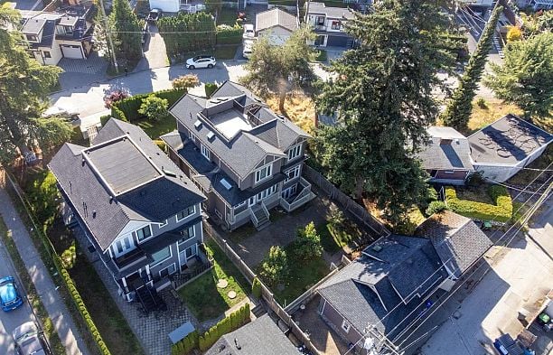 2817 OLIVER CRESCENT Arbutus