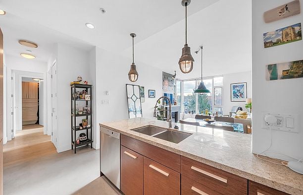 412 2528 MAPLE STREET Kitsilano