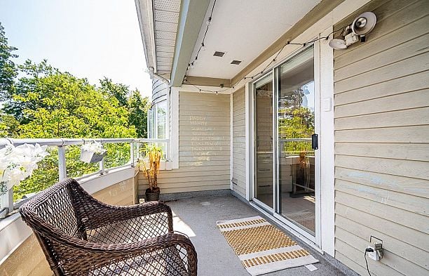 303 3220 W 4TH AVENUE Kitsilano