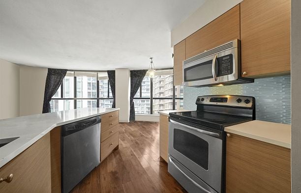 605 488 HELMCKEN STREET Yaletown