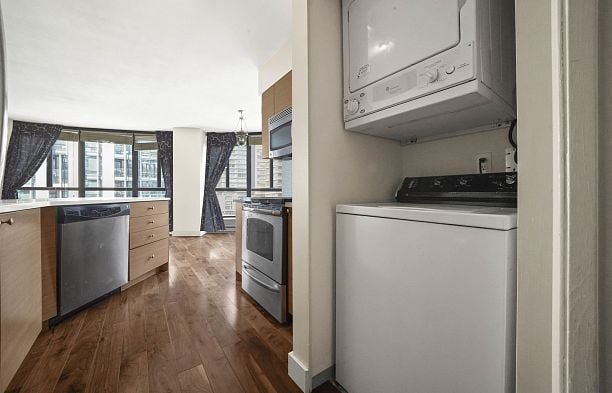 605 488 HELMCKEN STREET Yaletown