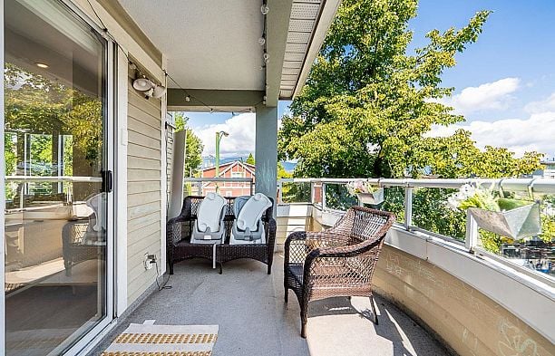 303 3220 W 4TH AVENUE Kitsilano