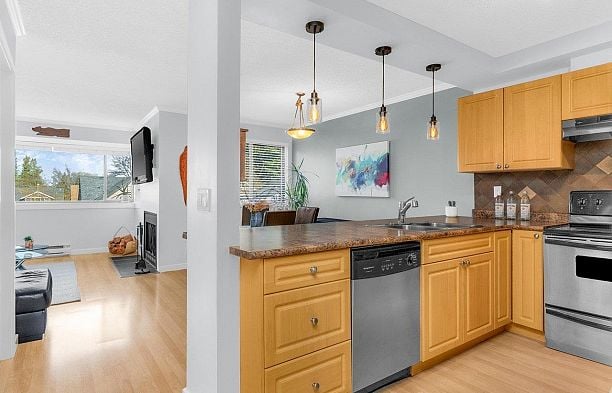 18 3437 W 4TH AVENUE Kitsilano