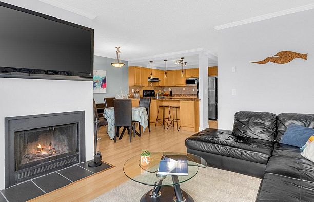 18 3437 W 4TH AVENUE Kitsilano