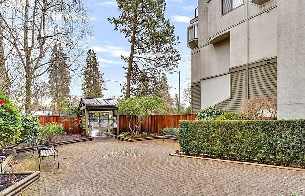 18 3437 W 4TH AVENUE Kitsilano