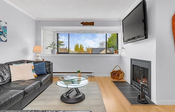 18 3437 W 4TH AVENUE Kitsilano