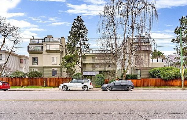 18 3437 W 4TH AVENUE Kitsilano