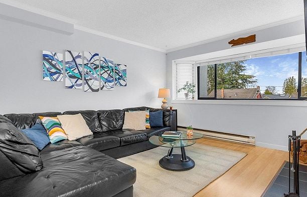 18 3437 W 4TH AVENUE Kitsilano