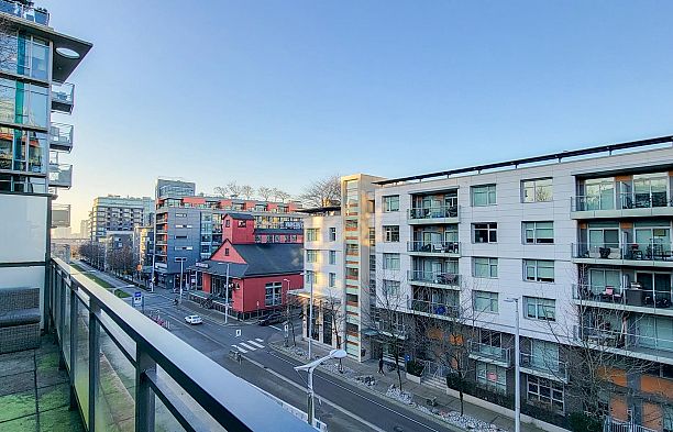 615 38 W 1ST AVENUE False Creek