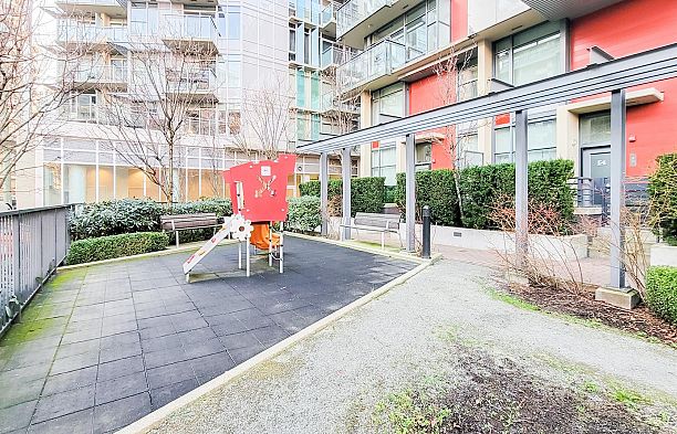 615 38 W 1ST AVENUE False Creek