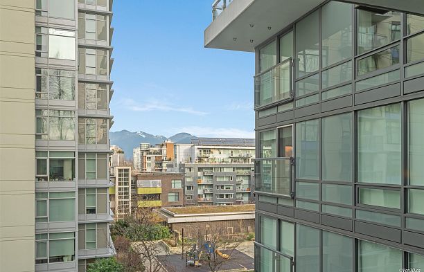 725 159 W 2ND AVENUE False Creek