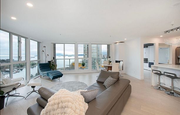 2201 907 BEACH AVENUE Yaletown