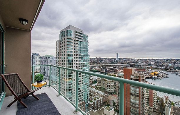 2201 907 BEACH AVENUE Yaletown