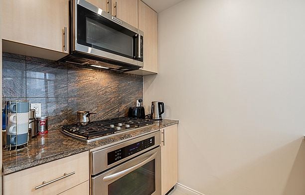 807 1211 MELVILLE STREET Coal Harbour