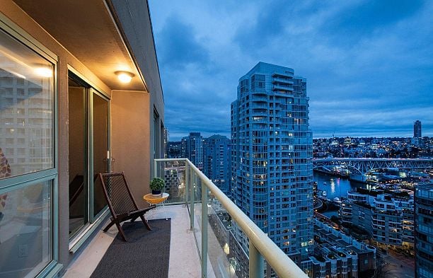 2201 907 BEACH AVENUE Yaletown