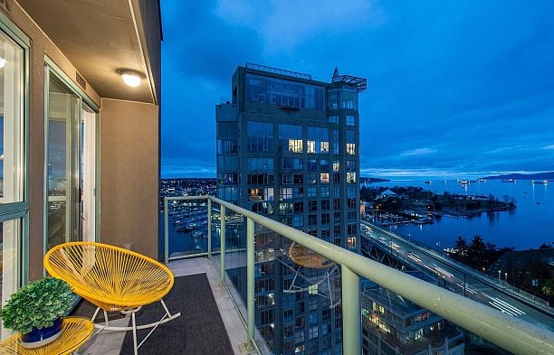 2201 907 BEACH AVENUE Yaletown