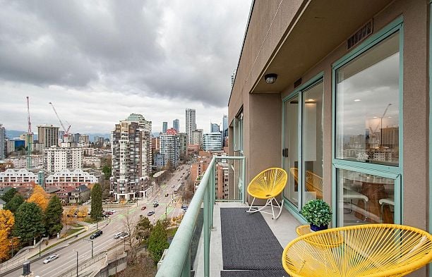 2201 907 BEACH AVENUE Yaletown