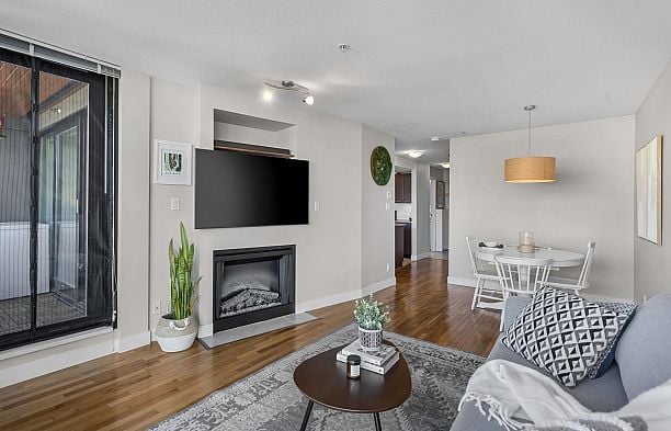 307 2525 BLENHEIM STREET Kitsilano