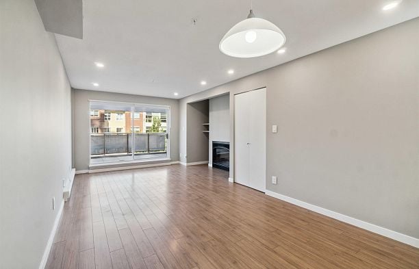 2 2880 W 4TH AVENUE Kitsilano