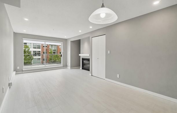 2 2880 W 4TH AVENUE Kitsilano