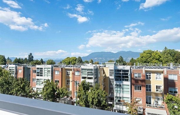 2 2880 W 4TH AVENUE Kitsilano