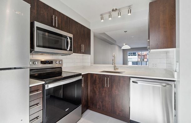 2 2880 W 4TH AVENUE Kitsilano