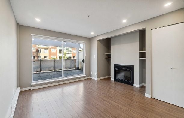 2 2880 W 4TH AVENUE Kitsilano