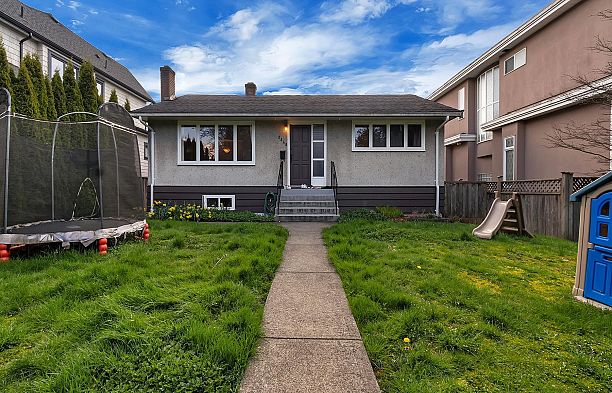 2348 Oliver Crescent Arbutus
